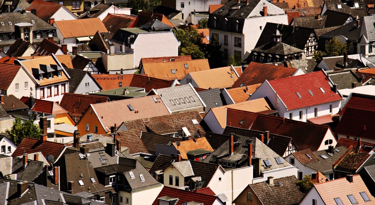 obrazek przedstawia widok na dachy domów